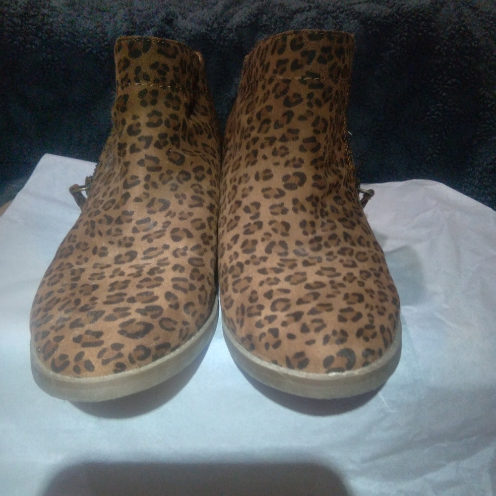 Time and Tru leopard print booties size 6 with memory foam - Picture 2 of 8